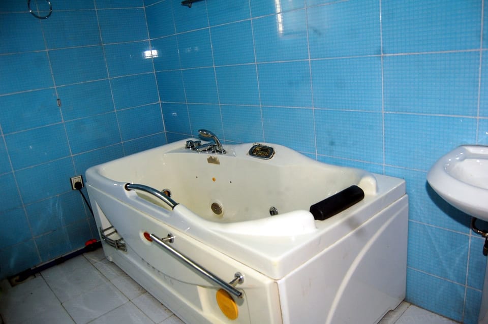 Royal Suite, 1 Double Bed | Bathroom | Deep soaking tub, rainfall showerhead, free toiletries, towels