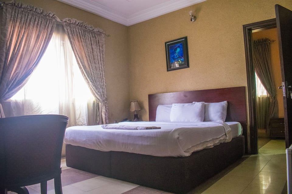 Executive Suite, 1 Double Bed | Desk, free WiFi, bed sheets