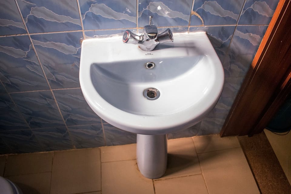 Executive Suite, 1 Double Bed | Bathroom | Free toiletries, towels