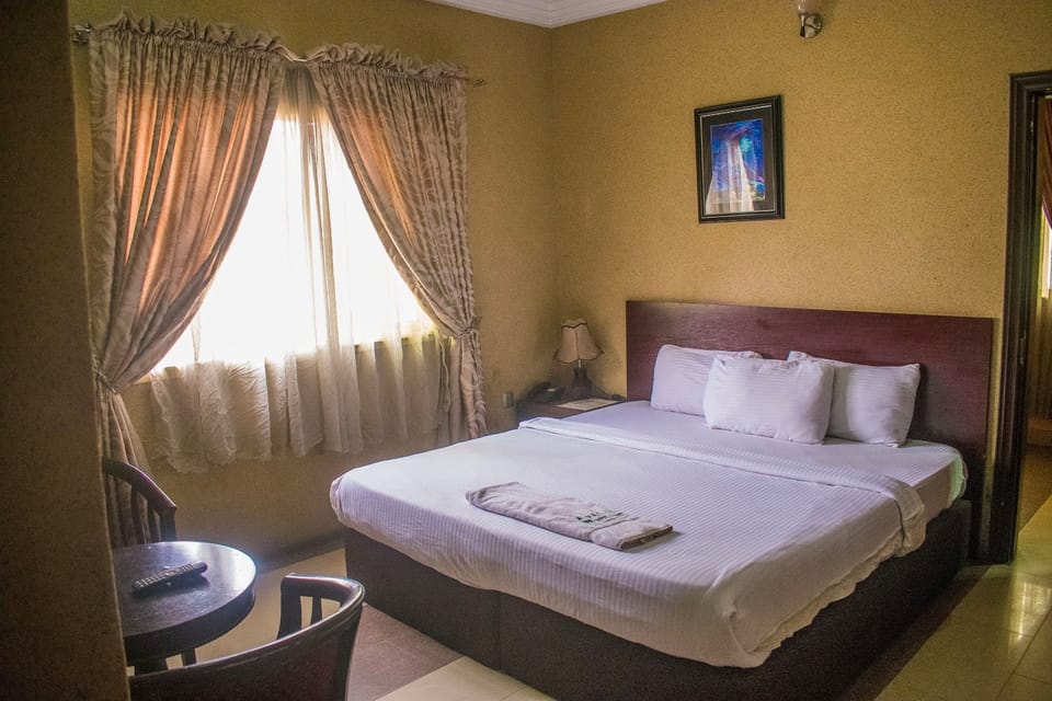 Executive Suite, 1 Double Bed | Desk, free WiFi, bed sheets