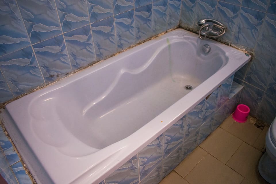Executive Suite, 1 Double Bed | Bathroom | Free toiletries, towels