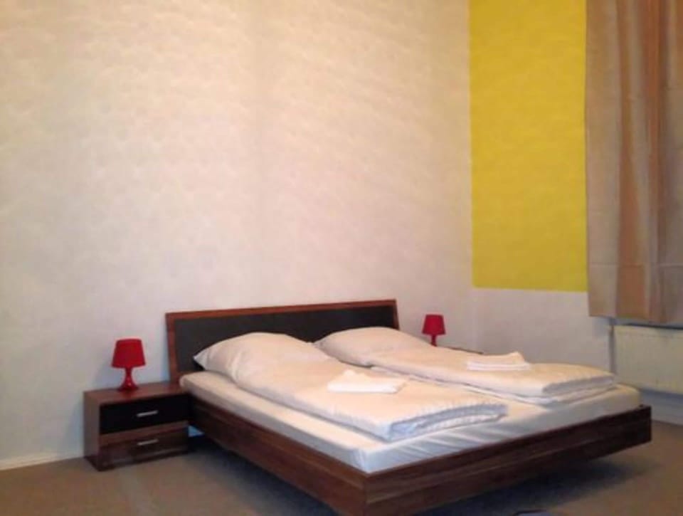 Double Room, Shared Bathroom | Iron/ironing board, free WiFi, bed sheets