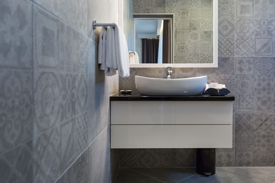 Superior King Room | Bathroom | Shower, rainfall showerhead, hair dryer, bathrobes