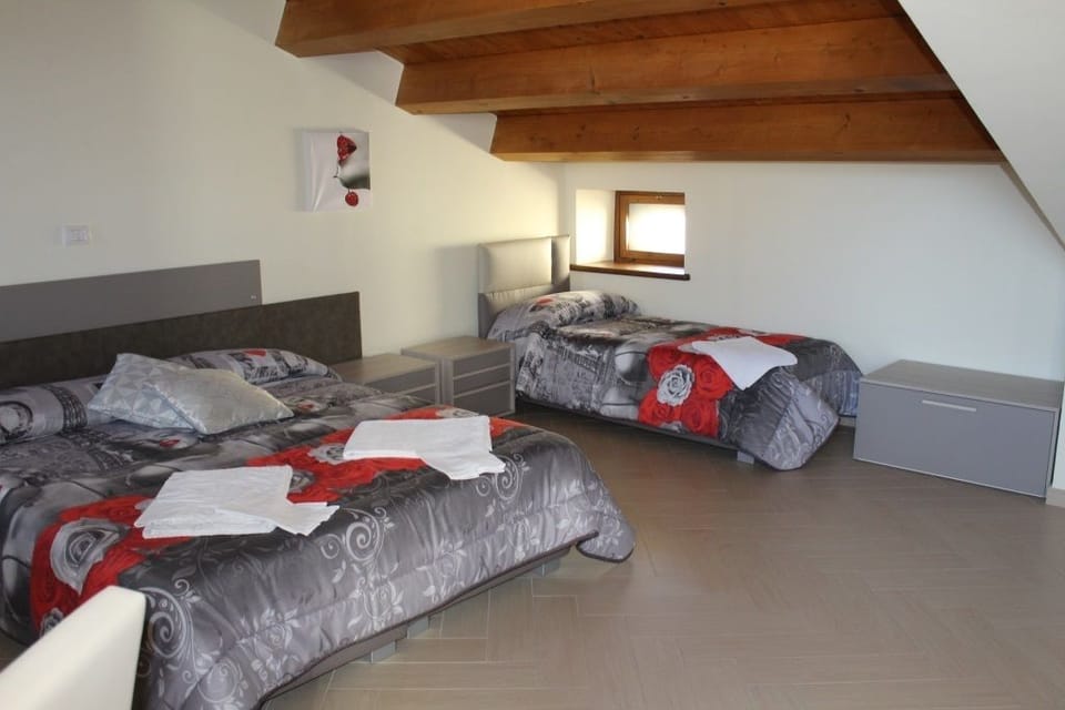 Quadruple Room | Desk, free WiFi, bed sheets