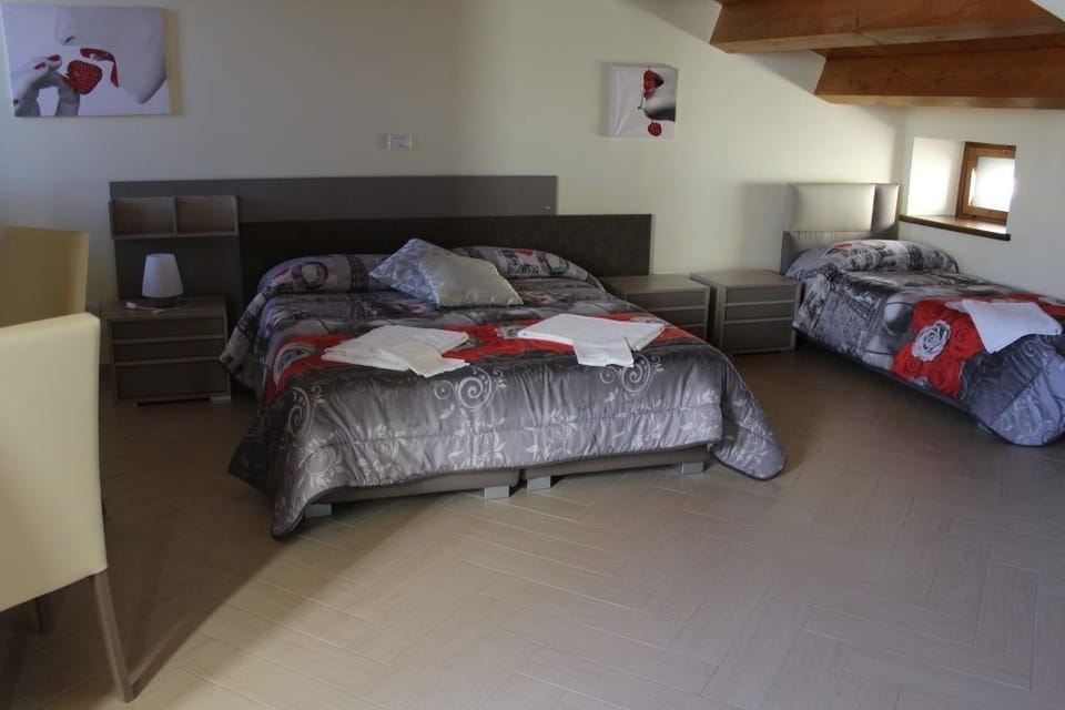 Triple Room | Desk, free WiFi, bed sheets