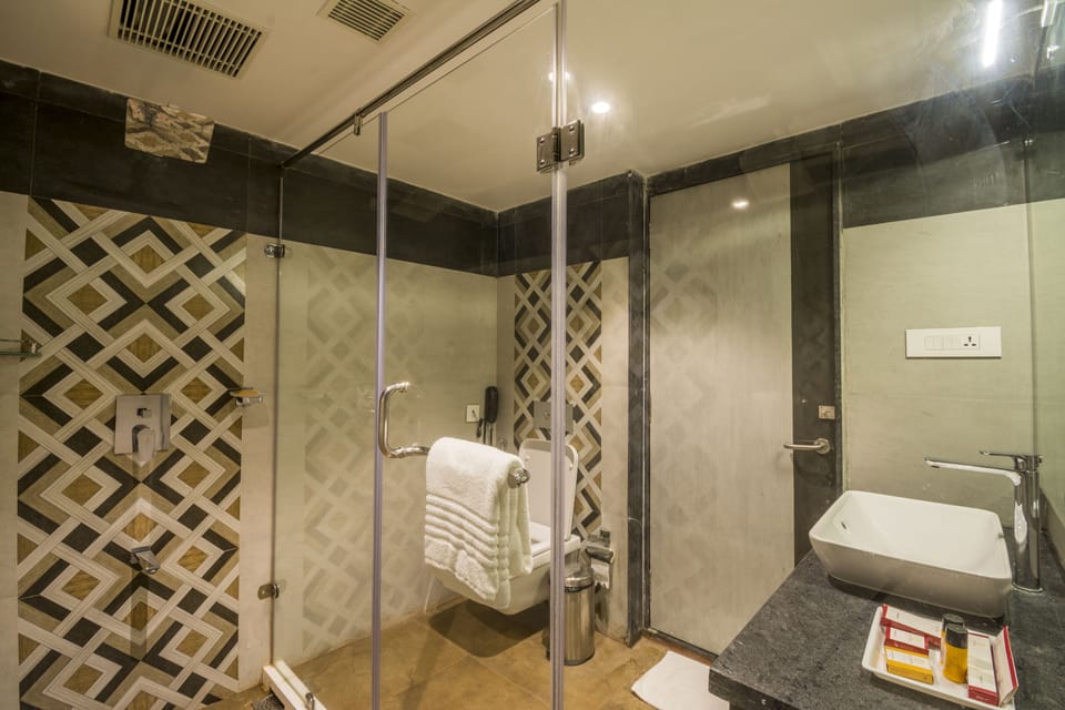 Shower, rainfall showerhead, free toiletries, hair dryer