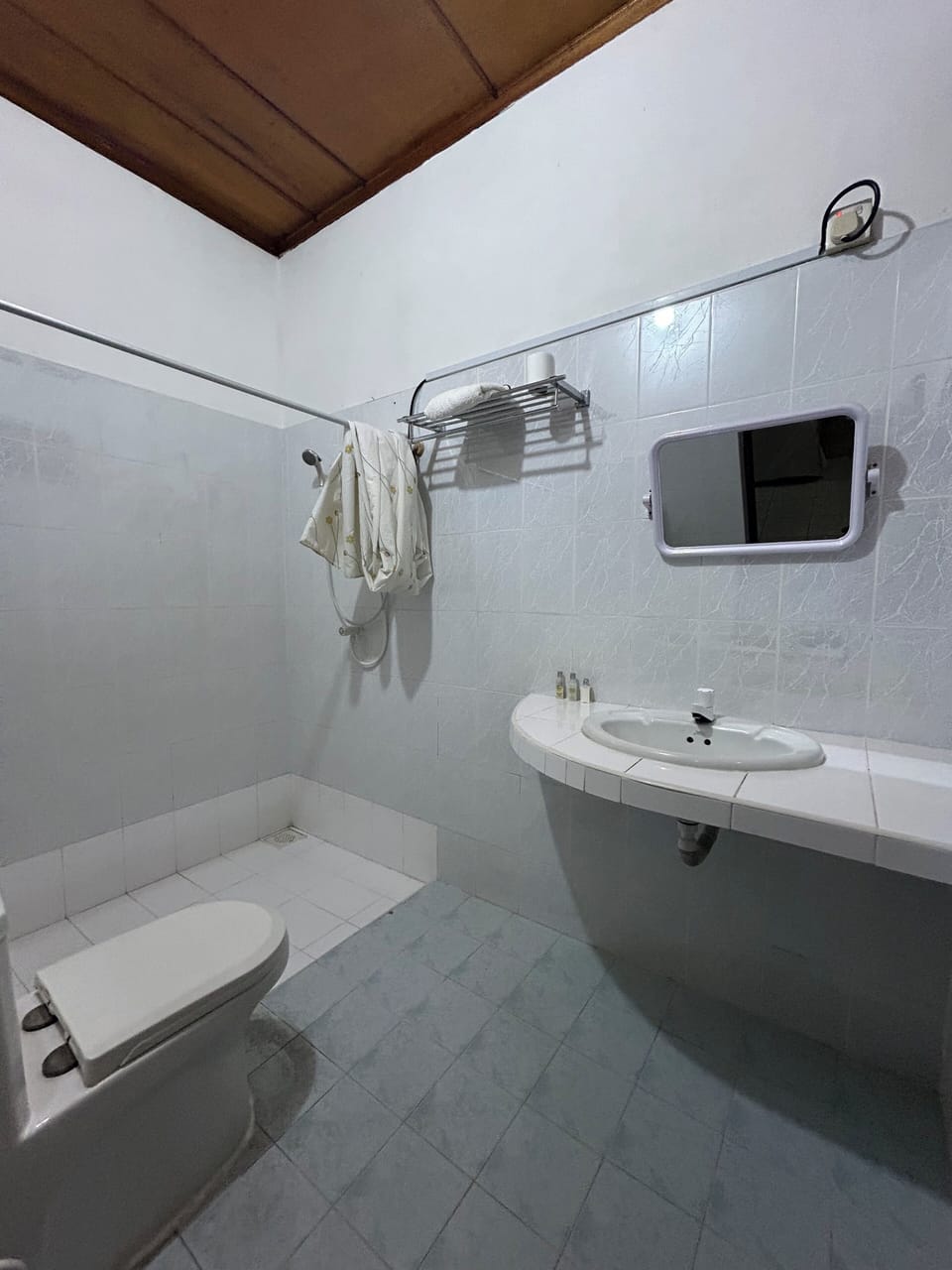 Standard Double Room | Bathroom shower