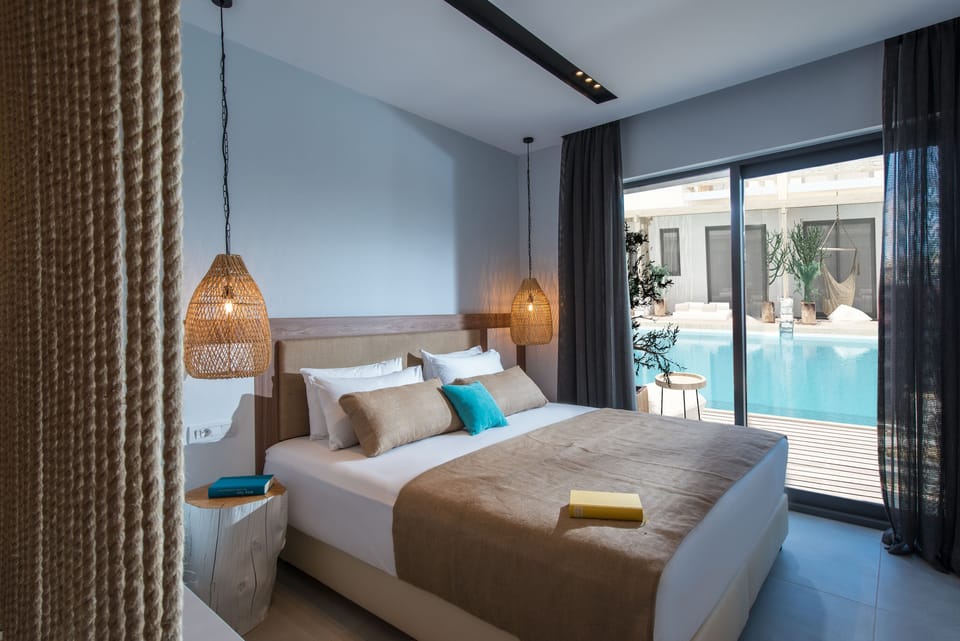 Superior Double Room (Swim Up) | In-room safe, individually furnished, desk, blackout drapes