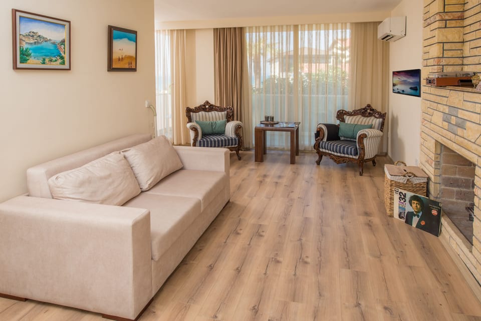Deluxe Suite, Balcony, Sea View (09) | Living area | LCD TV