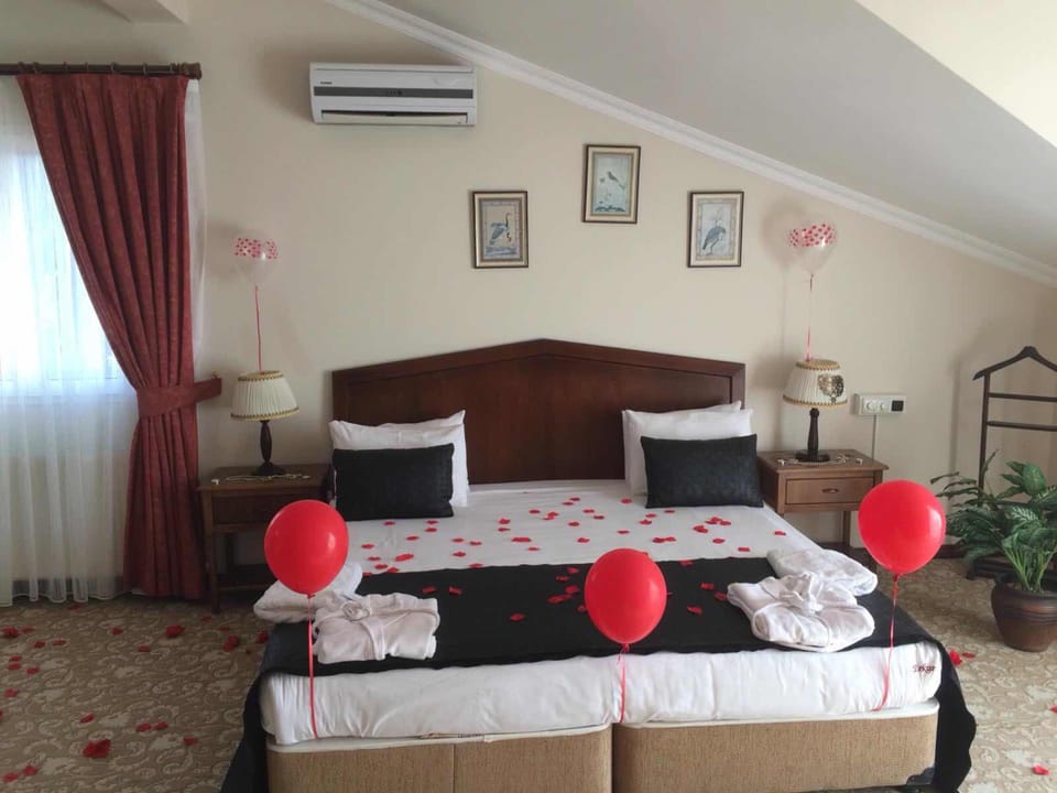 Suite, 1 Double Bed, Non Smoking | Desk, cribs (free), WiFi (free), bed sheets