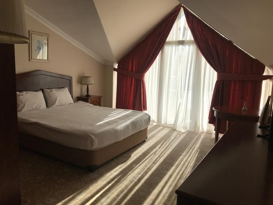 Deluxe Room, 1 Double Bed, Non Smoking | Desk, cribs (free), WiFi (free), bed sheets