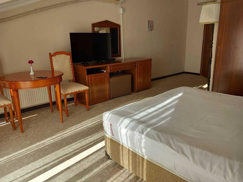 Deluxe Room, 1 Double Bed, Non Smoking | Desk, cribs (free), WiFi (free), bed sheets