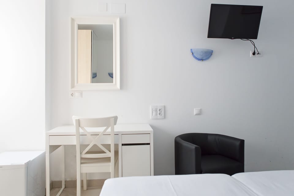 Double Room | In-room safe, desk, soundproofing, iron/ironing board