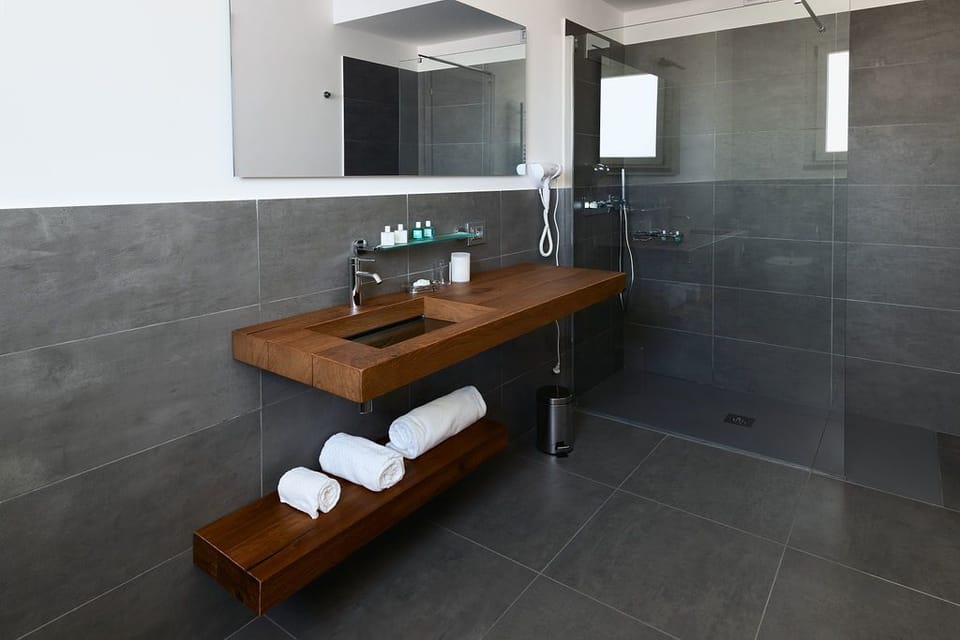 Deluxe Suite (Rosa Dei Venti 1) | Bathroom | Designer toiletries, hair dryer, bathrobes, slippers