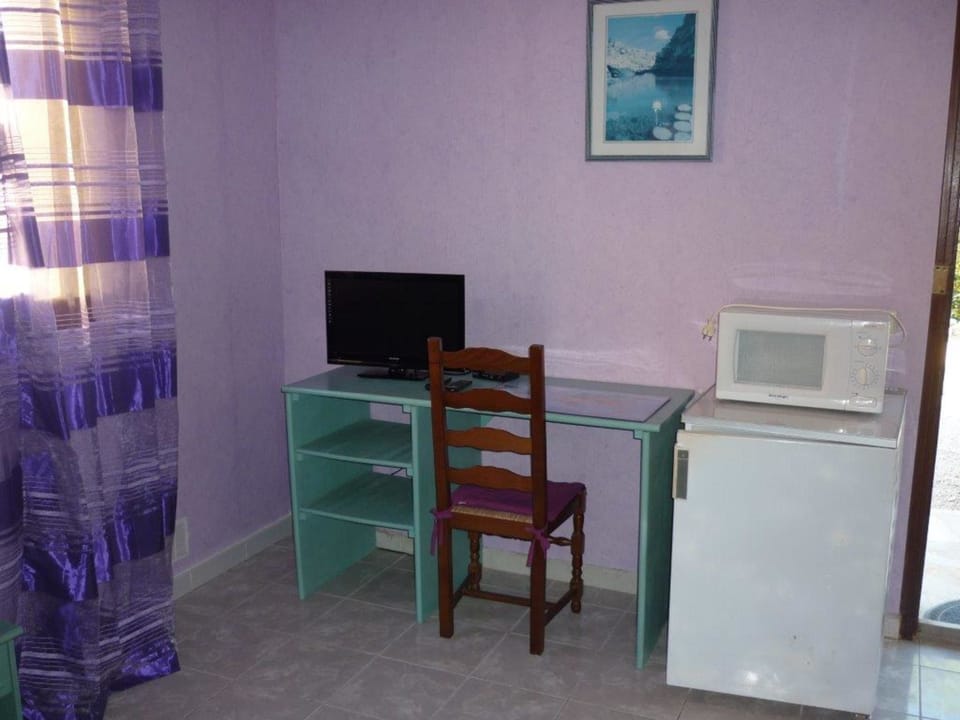 Triple Room | Minibar, desk, soundproofing, rollaway beds
