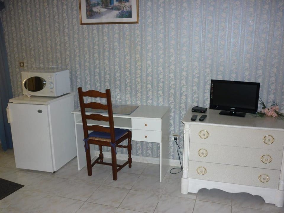 Double Room | Minibar, desk, soundproofing, rollaway beds