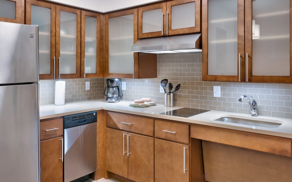 Full-size fridge, microwave, stovetop, dishwasher