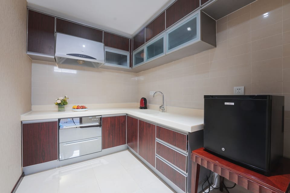 Coffee/tea maker, fridge