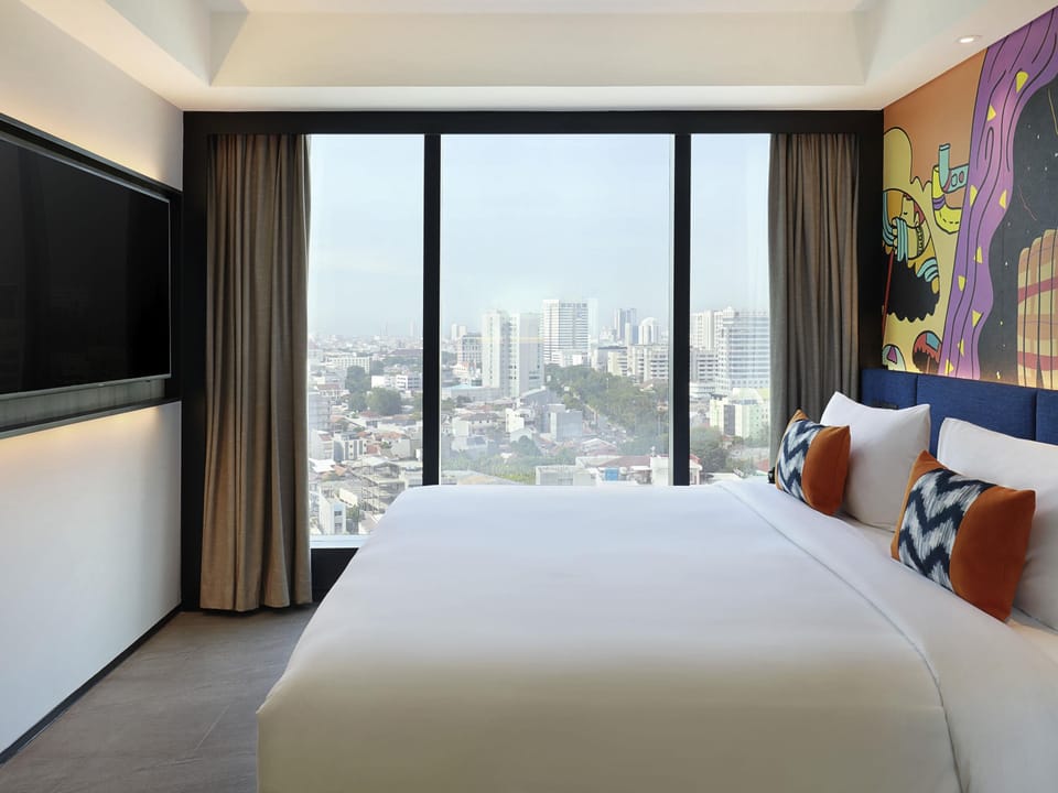 Family Room, 1 King Bed | Minibar, in-room safe, desk, soundproofing