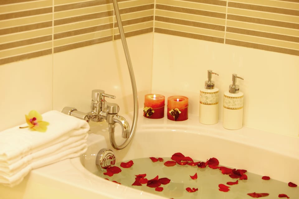 Deep soaking bathtub