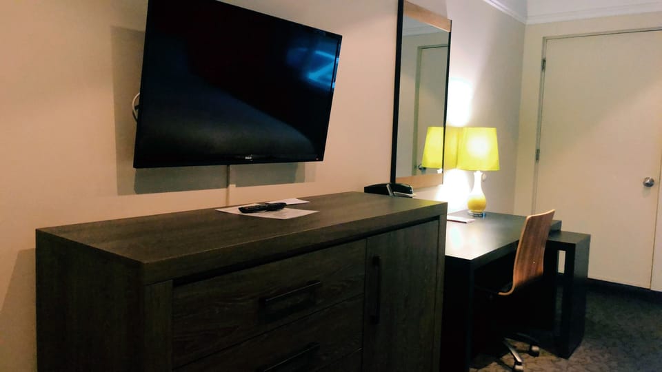 Superior Room, 2 Queen Beds, Lake View | Desk, laptop workspace, blackout drapes, free WiFi