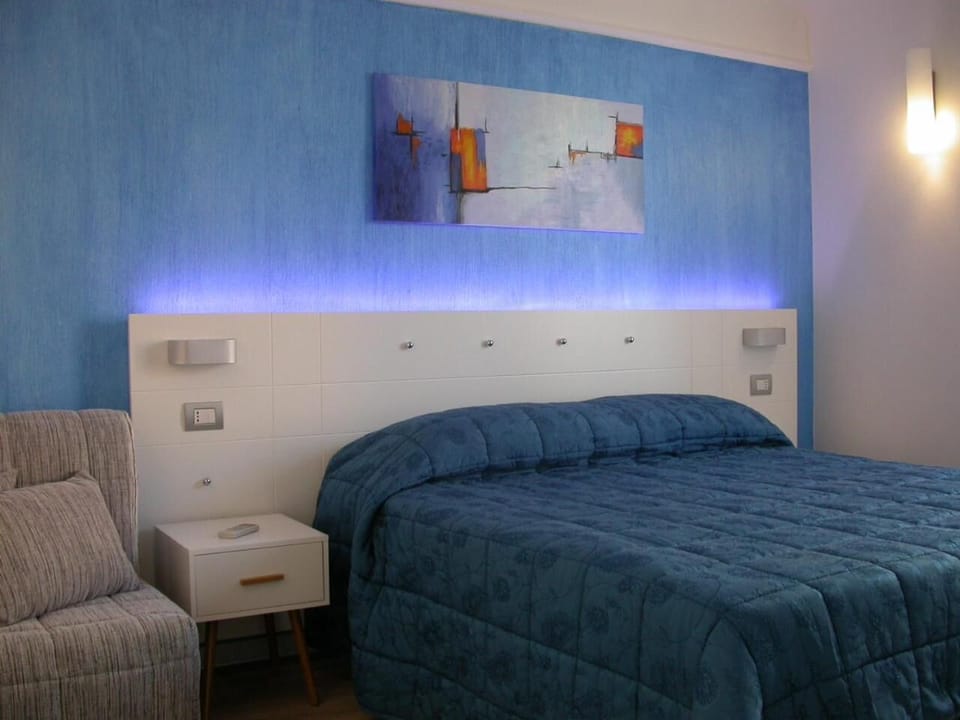 Premium bedding, down comforters, minibar, desk