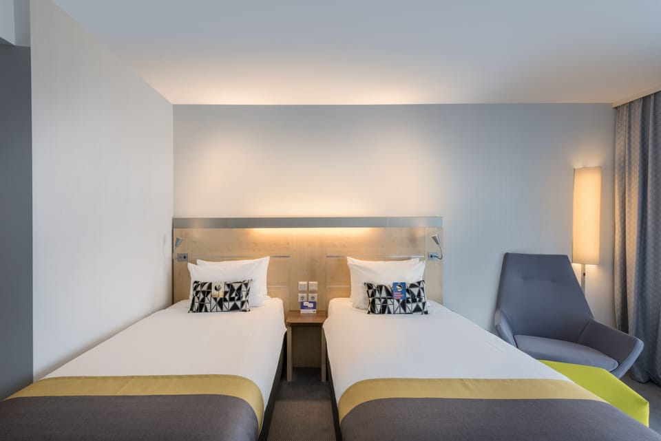 Standard Room, 2 Twin Beds | 1 bedroom, hypo-allergenic bedding, desk, laptop workspace