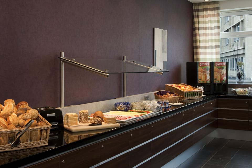 Free buffet breakfast on weekdays