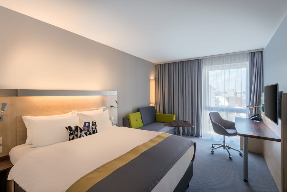 1 bedroom, hypo-allergenic bedding, desk, laptop workspace