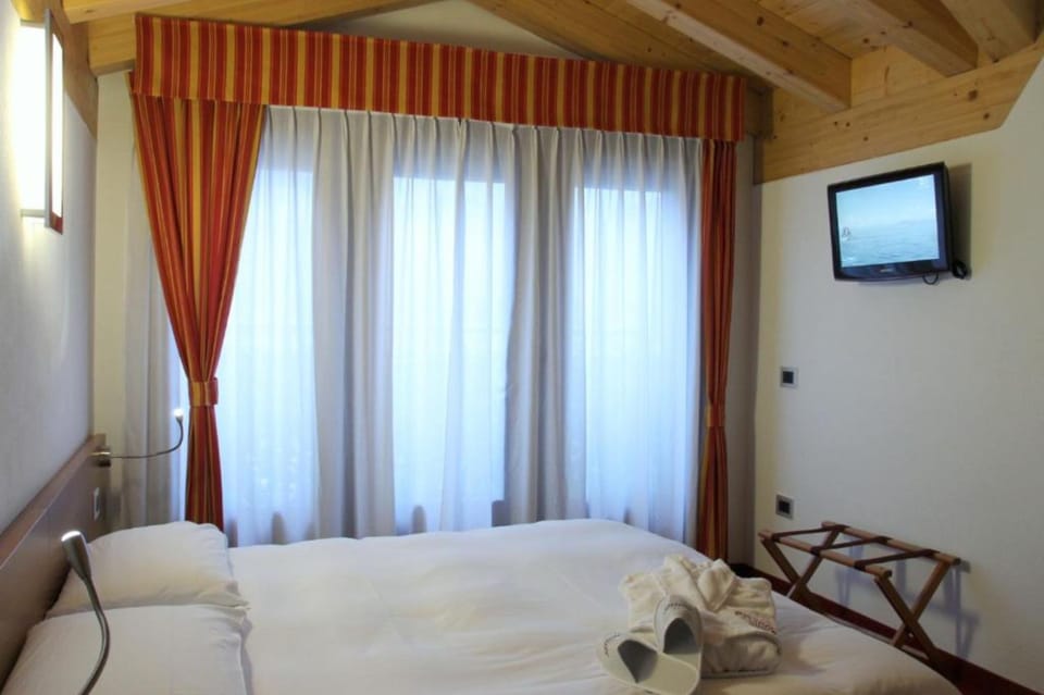 Superior Double Room, Mountain View (Free Access Wellness Centre) | Premium bedding, down comforters, minibar, in-room safe