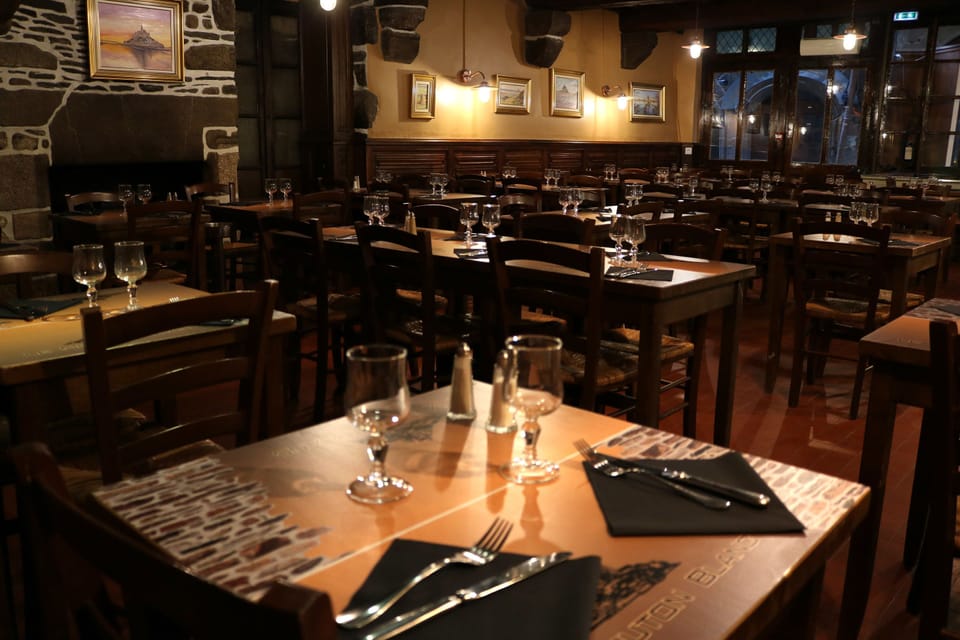 Breakfast, lunch, dinner served; French cuisine 