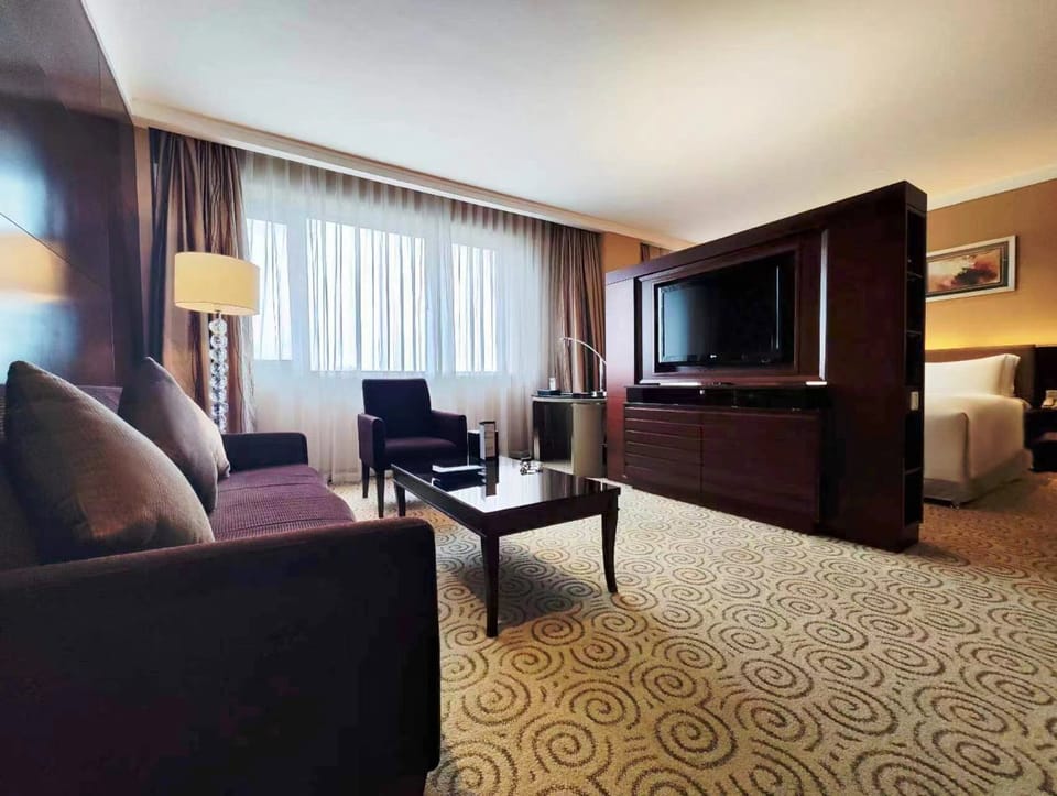 精致套房 | Premium bedding, down comforters, memory foam beds, minibar