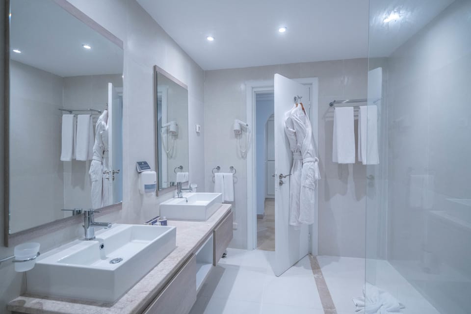 Deep soaking tub, free toiletries, hair dryer, bathrobes