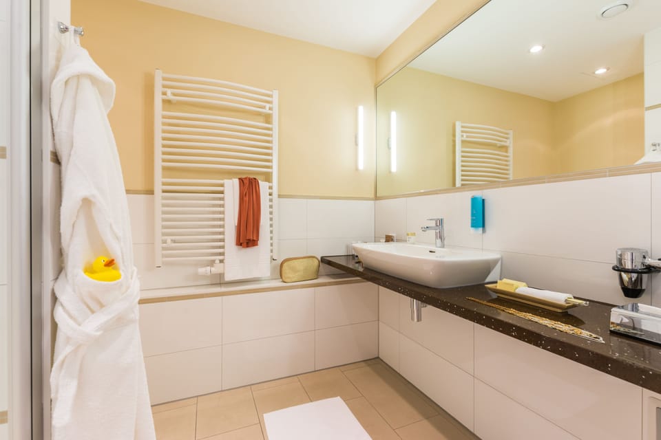 Comfort Double Room | Bathroom | Shower, towels