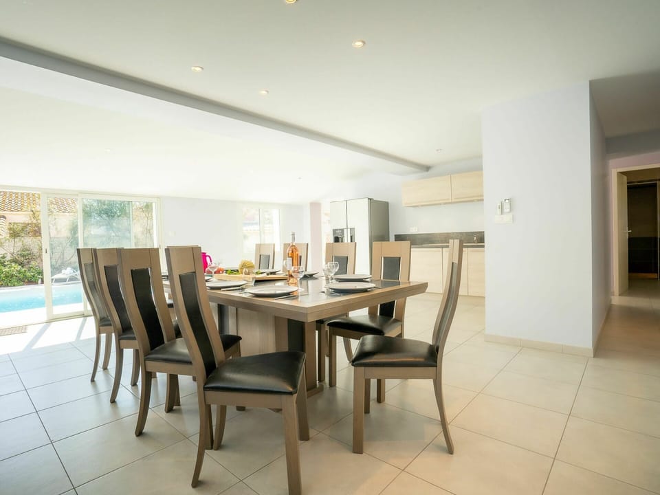 Table, Furniture, Property, Building, Chair, Wood, Hall, Flooring, Plant, Floor