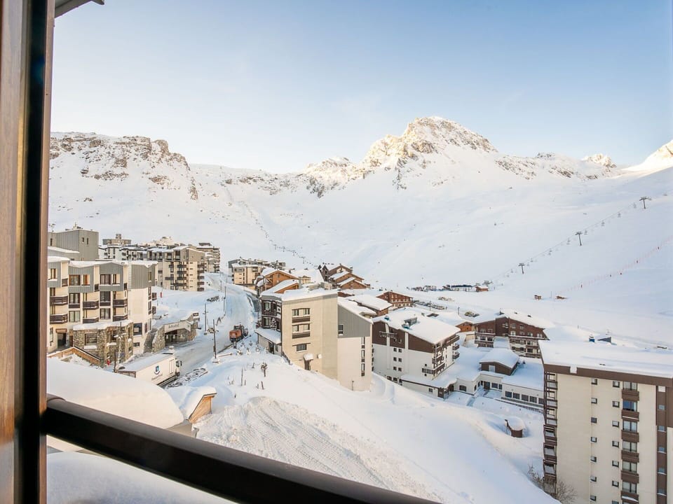 Sky, Building, Mountain, Snow, Window, Slope, House, Freezing, Landscape, Mountainous Landforms