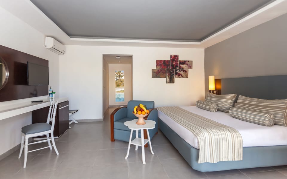 Superior Double Room | Bathroom | Free toiletries, hair dryer, towels