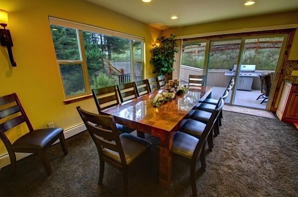Spacious main level dinning room! Comfortably seats 12 at table.