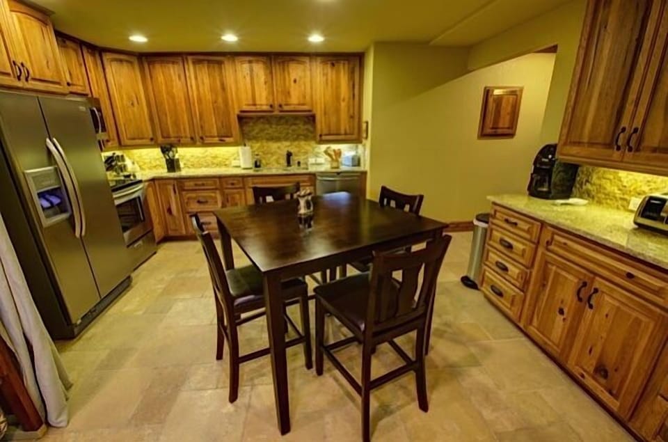 Lower level kitchen fully equipped!