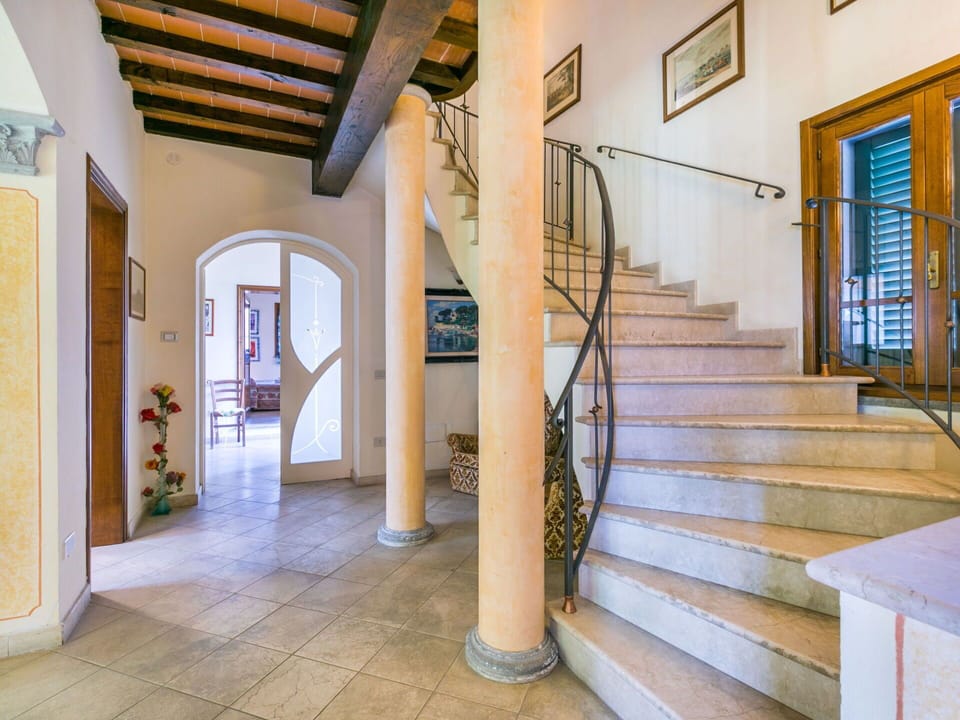 Daytime, Property, Wood, Plant, Interior Design, Flooring, Floor, Building, Stairs