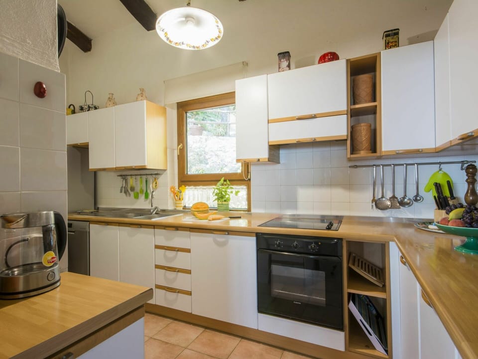 Countertop, Cabinetry, Kitchen Sink, Property, Sink, Kitchen Stove, Kitchen Appliance, Tap, Wood, Kitchen