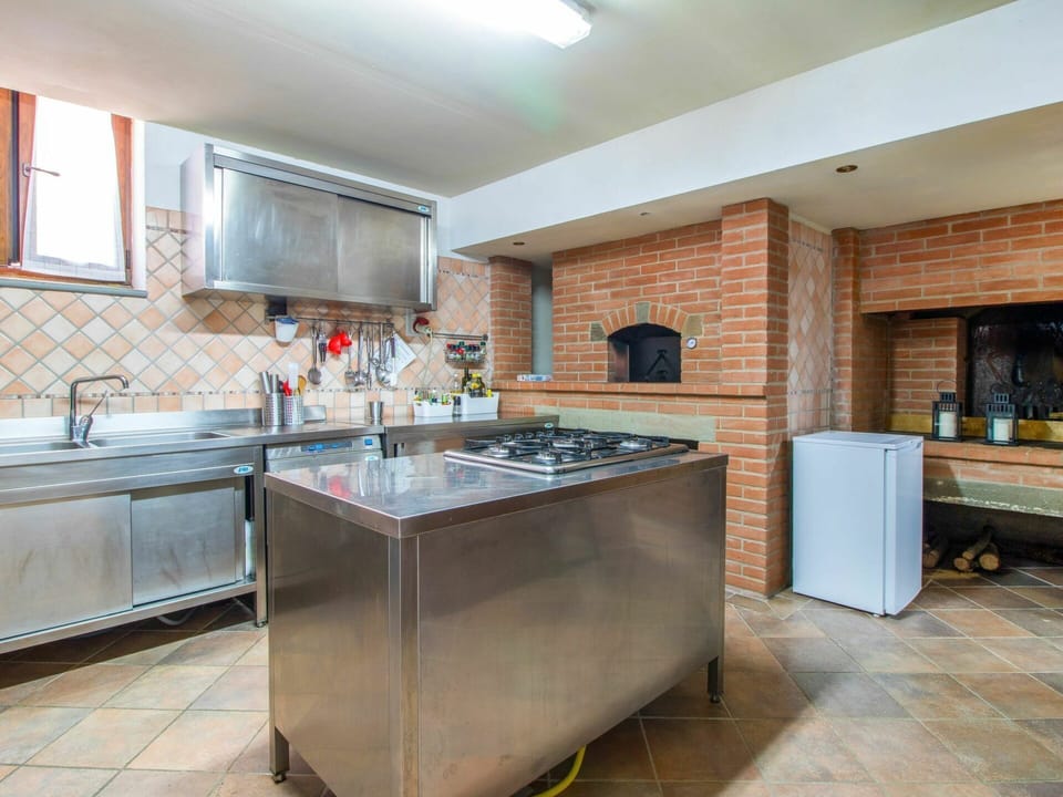 Cabinetry, Countertop, Tap, Kitchen Sink, Sink, Property, Plumbing Fixture, Kitchen, Window, Kitchen Stove