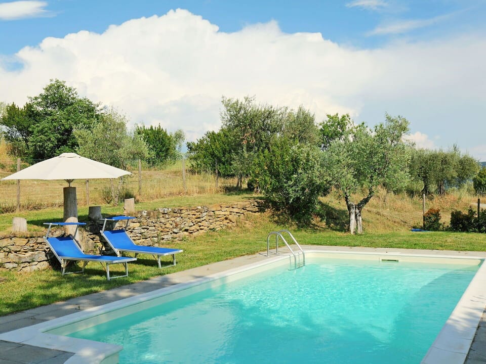 Swimming Pool, Property, Sky, Leisure, Backyard, Real Estate, Vacation, House, Grass, Home