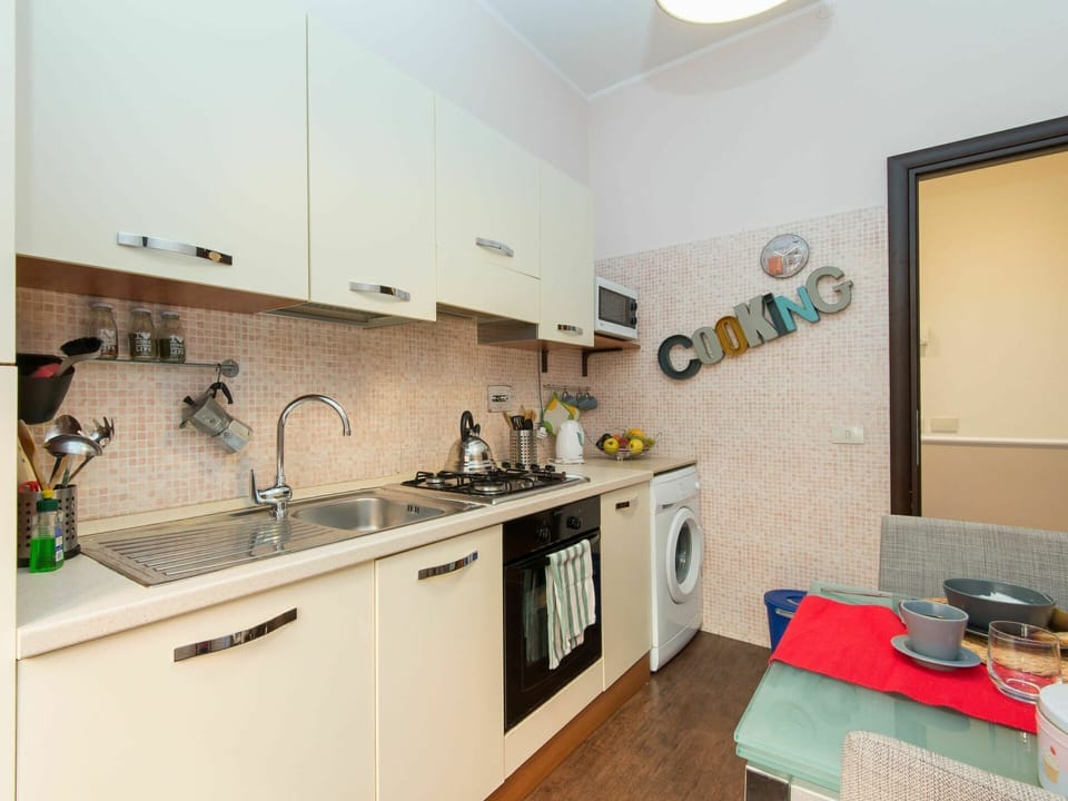 Kitchen Sink, Cabinetry, Property, Countertop, Tap, Sink, Kitchen Stove, Wood, Interior Design, Kitchen Appliance