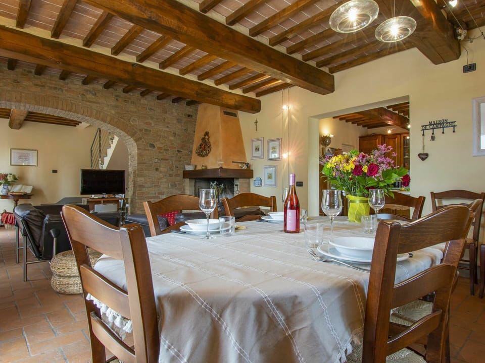Table, Furniture, Property, Chair, Tableware, Plant, Interior Design, Lighting, Tablecloth, Floor