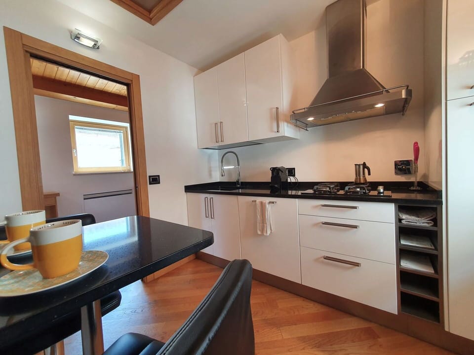 Kitchen Appliance, Kitchen, Countertop, Major Appliance, Interior Design, Wood, Flooring, Furniture, Cabinetry, Home Appliance