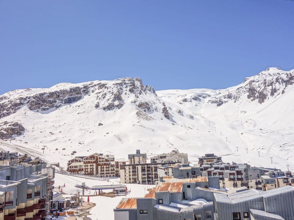 Snow, Sky, Cloud, Mountain, Building, Slope, Tree, Plant, House, Natural Landscape