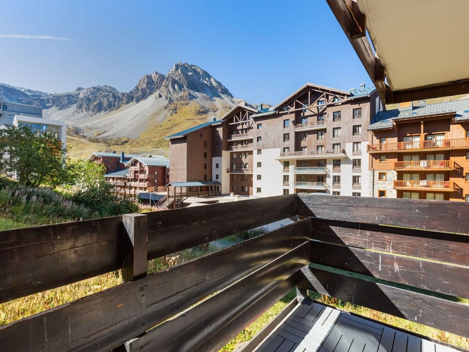 Sky, Building, Mountain, Architecture, Urban Design, Asphalt, Wood, Neighbourhood, Residential Area, Road Surface