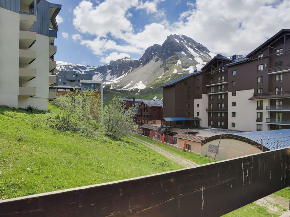 Mountainous Landforms, Mountain, Mountain Range, Sky, Property, Alps, Natural Landscape, Neighbourhood, Residential Area, Town