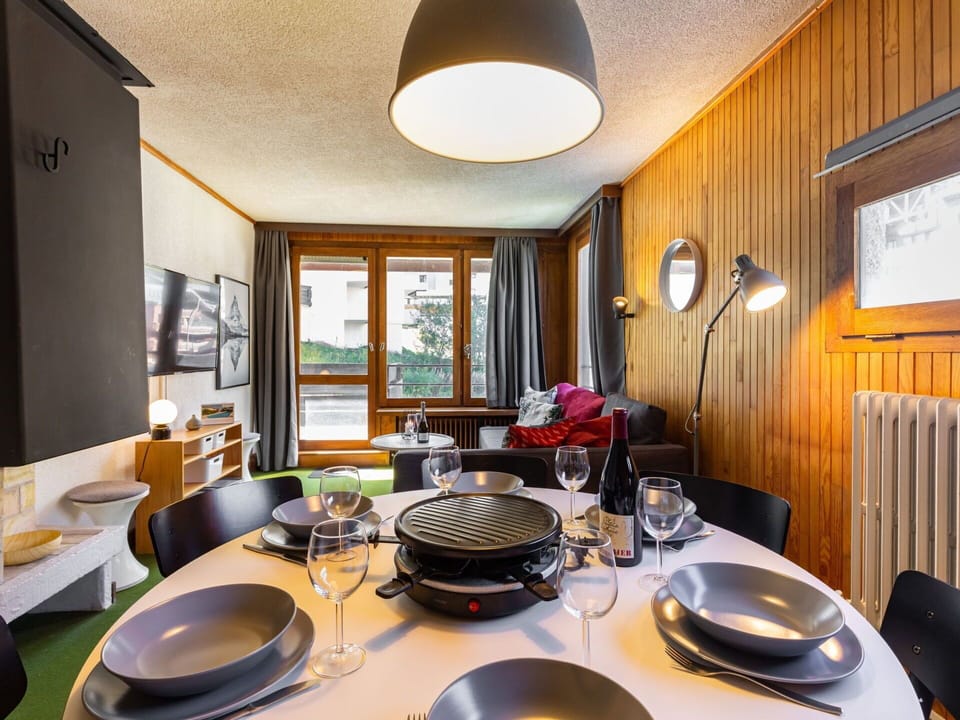 Table, Property, Furniture, Tableware, Chair, Dishware, Interior Design, Plate, Wood, Kitchen